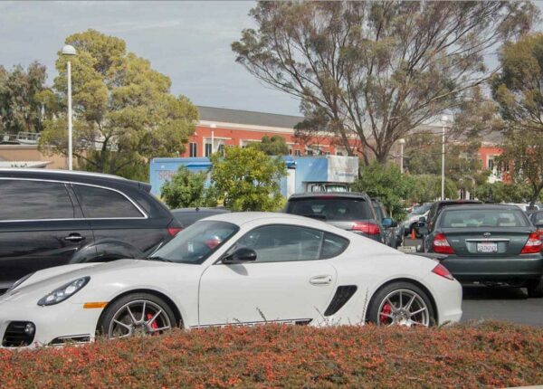 Автостоянка миллионеров: шикарные автомобили, припаркованные у штаб-квартиры Facebook в Калифорнии