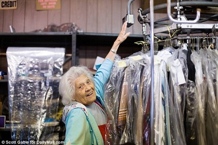 Фотография: Эта 100-летняя женщина по-прежнему работает в прачечной 11 часов в день №2 - BigPicture.ru