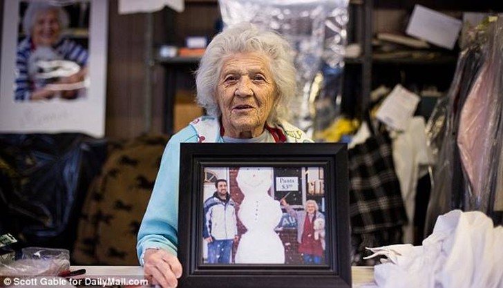 Фотография: Эта 100-летняя женщина по-прежнему работает в прачечной 11 часов в день №4 - BigPicture.ru