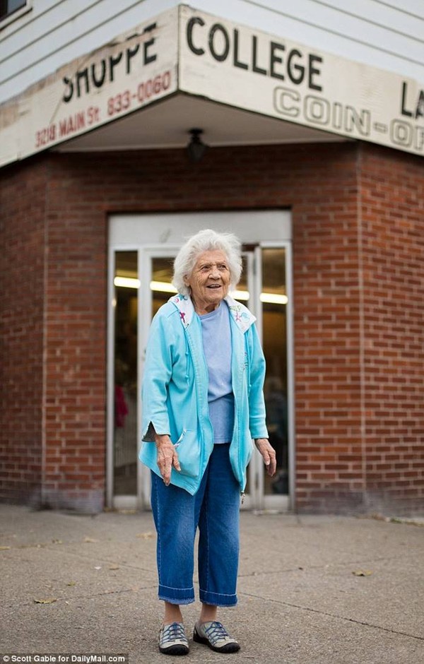 Фотография: Эта 100-летняя женщина по-прежнему работает в прачечной 11 часов в день №5 - BigPicture.ru