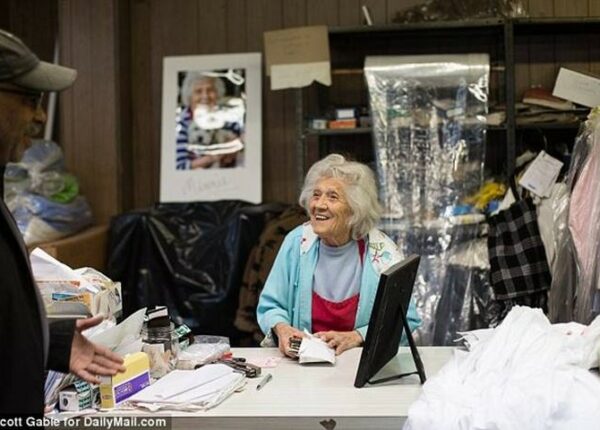 Эта 100-летняя женщина по-прежнему работает в прачечной 11 часов в день