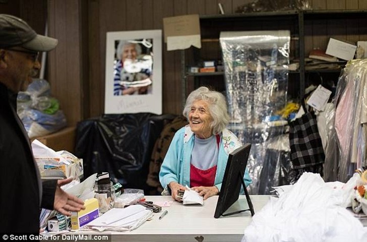 Фотография: Эта 100-летняя женщина по-прежнему работает в прачечной 11 часов в день №1 - BigPicture.ru
