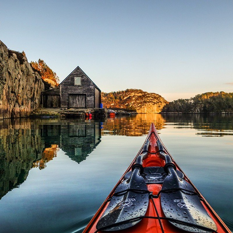 Фотография: Каякер делает потрясающие фотографии норвежских фьордов и публикует их в Instagram №5 - BigPicture.ru