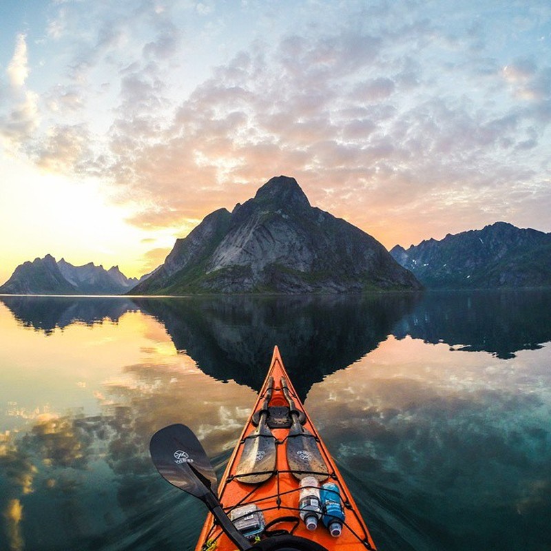 Фотография: Каякер делает потрясающие фотографии норвежских фьордов и публикует их в Instagram №7 - BigPicture.ru