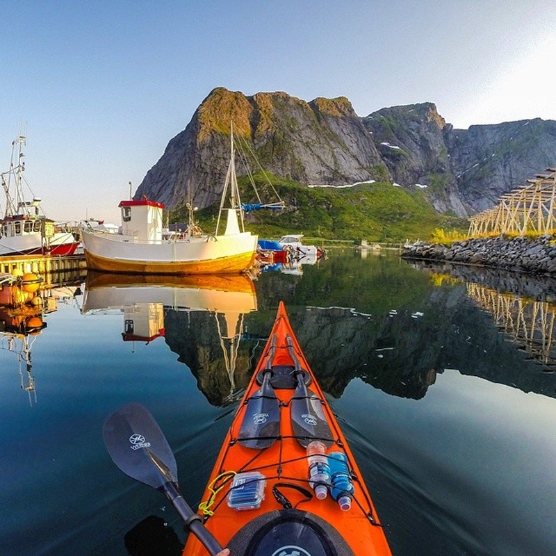 Фотография: Каякер делает потрясающие фотографии норвежских фьордов и публикует их в Instagram №9 - BigPicture.ru
