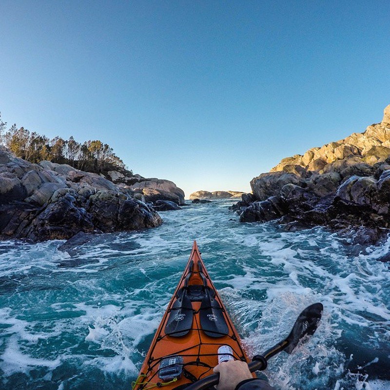 Фотография: Каякер делает потрясающие фотографии норвежских фьордов и публикует их в Instagram №10 - BigPicture.ru