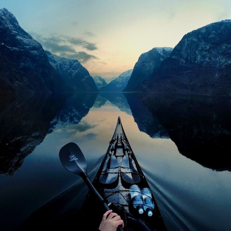 Фотография: Каякер делает потрясающие фотографии норвежских фьордов и публикует их в Instagram №13 - BigPicture.ru