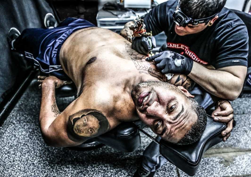 Фотография: Боль и безмятежность процесса нанесения татуировки в фотографиях Энн Бэлок Лавэр №2 - BigPicture.ru