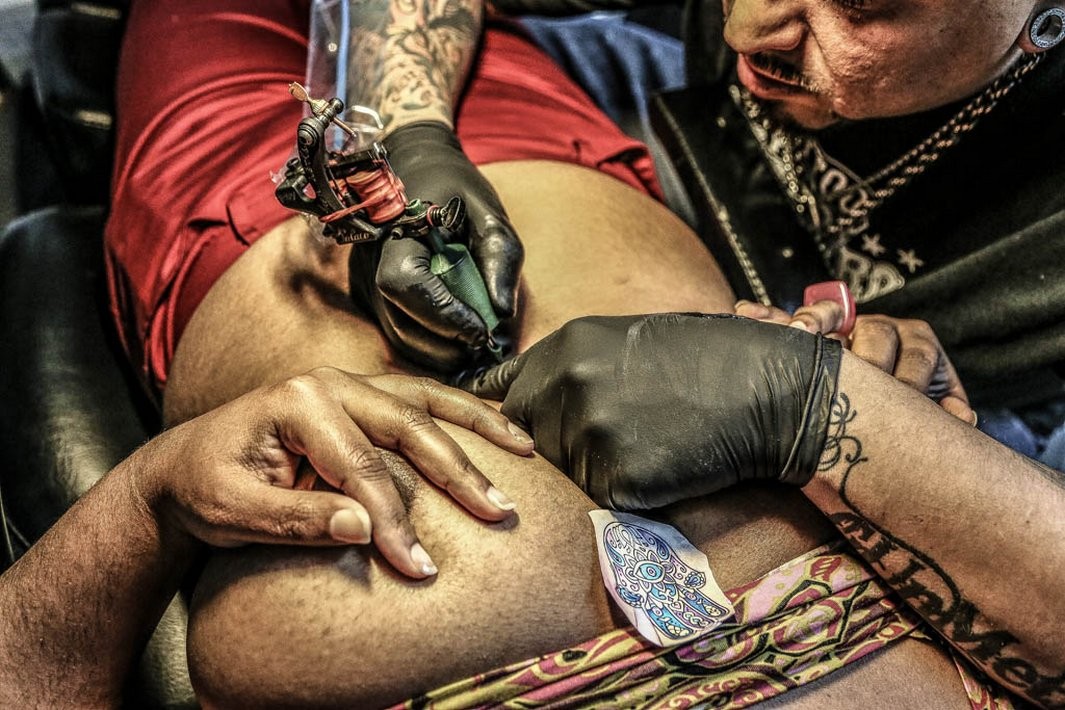 Фотография: Боль и безмятежность процесса нанесения татуировки в фотографиях Энн Бэлок Лавэр №9 - BigPicture.ru