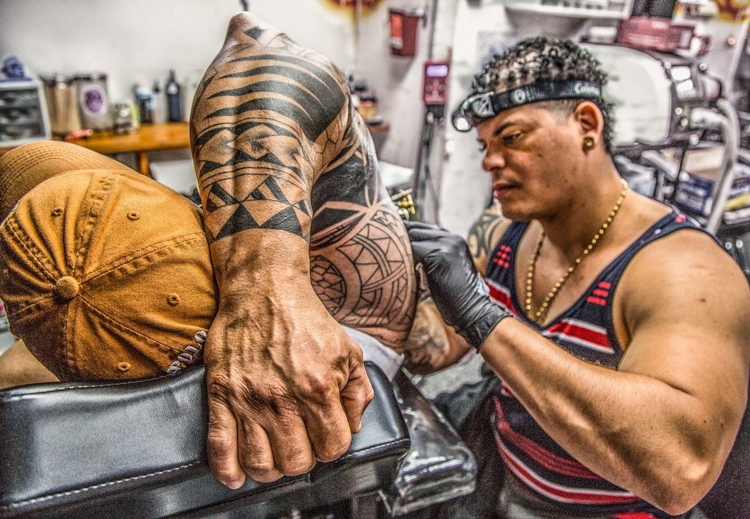 Фотография: Боль и безмятежность процесса нанесения татуировки в фотографиях Энн Бэлок Лавэр №10 - BigPicture.ru