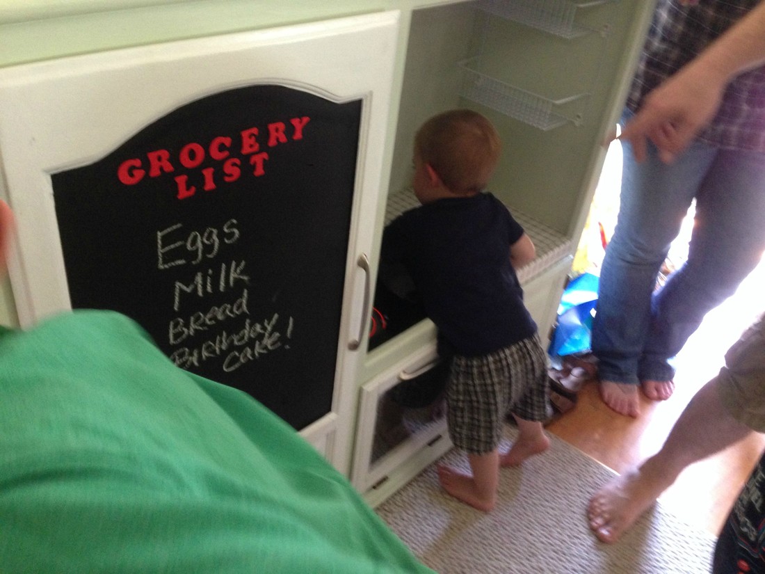 Фотография: Как ненавистники обвинили отца, соорудившего игрушечную кухню для сына, в воспитании 