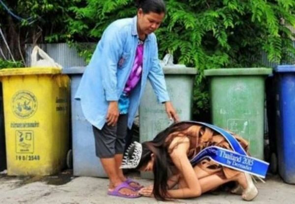 Тайская королева красоты стала на колени перед матерью, работающей дворником