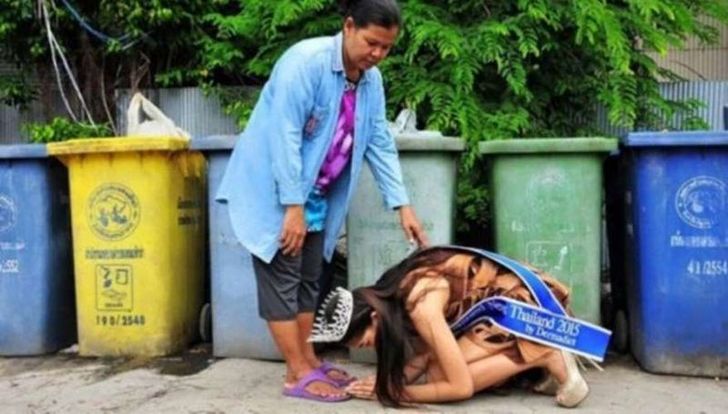 Фотография: Тайская королева красоты стала на колени перед матерью, работающей дворником №1 - BigPicture.ru