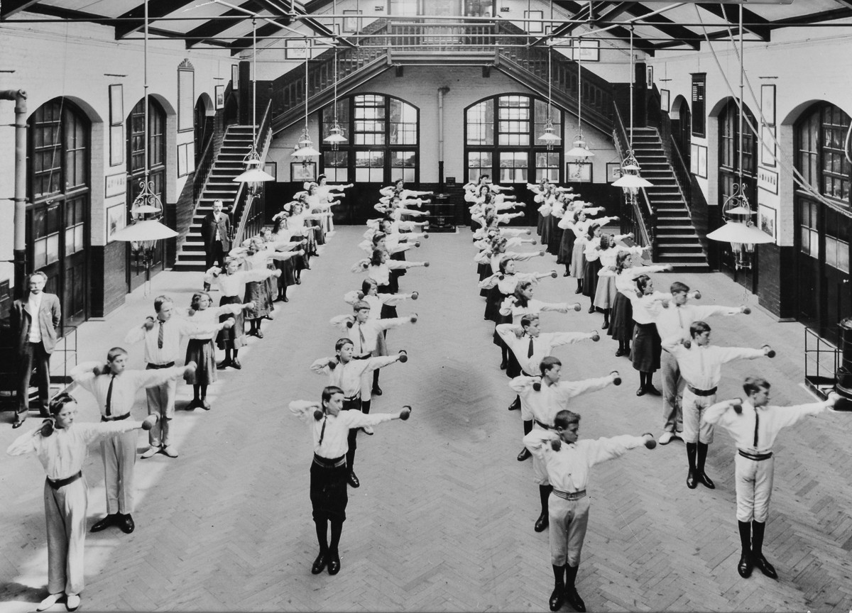 «Ретрофизра»: как проходили уроки физкультуры в 1895-1937 годах