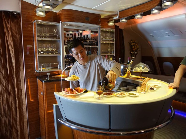 Фотография: Каково это — за 300 долларов отправиться в полет стоимостью 60 тысяч долларов классом люкс авиакомпании Emirates Airline №1 - BigPicture.ru