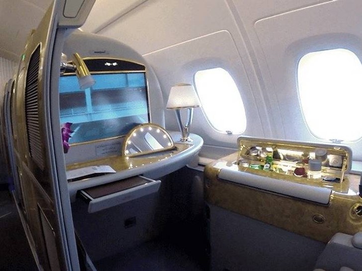Фотография: Каково это — за 300 долларов отправиться в полет стоимостью 60 тысяч долларов классом люкс авиакомпании Emirates Airline №12 - BigPicture.ru