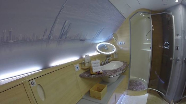 Фотография: Каково это — за 300 долларов отправиться в полет стоимостью 60 тысяч долларов классом люкс авиакомпании Emirates Airline №21 - BigPicture.ru