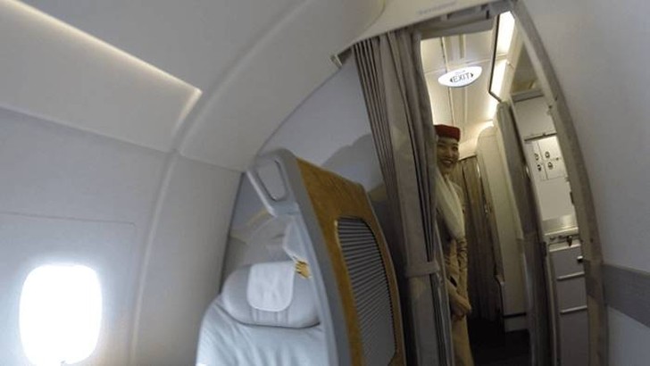 Фотография: Каково это — за 300 долларов отправиться в полет стоимостью 60 тысяч долларов классом люкс авиакомпании Emirates Airline №25 - BigPicture.ru
