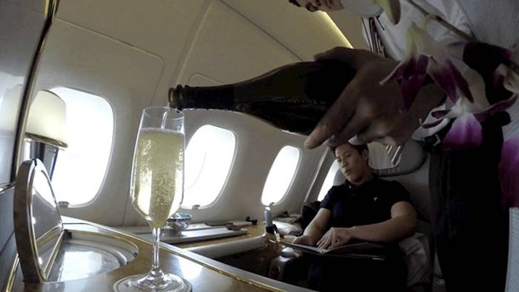 Фотография: Каково это — за 300 долларов отправиться в полет стоимостью 60 тысяч долларов классом люкс авиакомпании Emirates Airline №28 - BigPicture.ru