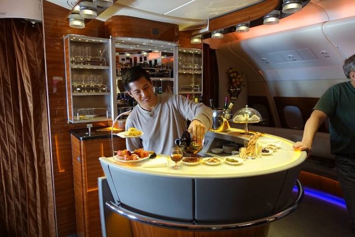 Фотография: Каково это — за 300 долларов отправиться в полет стоимостью 60 тысяч долларов классом люкс авиакомпании Emirates Airline №42 - BigPicture.ru