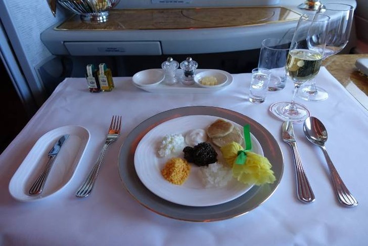 Фотография: Каково это — за 300 долларов отправиться в полет стоимостью 60 тысяч долларов классом люкс авиакомпании Emirates Airline №43 - BigPicture.ru