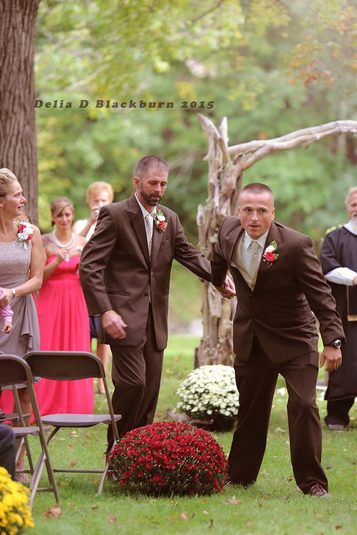 Фотография: Отец невесты остановил свадьбу, чтобы вести дочку к алтарю вместе с ее отчимом №3 - BigPicture.ru