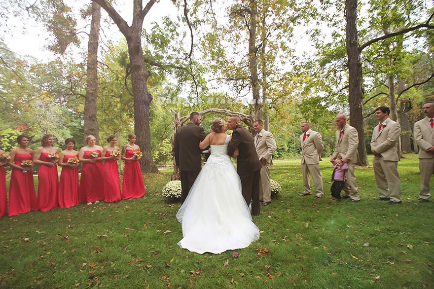 Фотография: Отец невесты остановил свадьбу, чтобы вести дочку к алтарю вместе с ее отчимом №4 - BigPicture.ru
