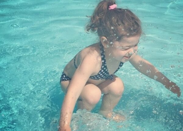 Фотозагадка: девочка под водой или нет?