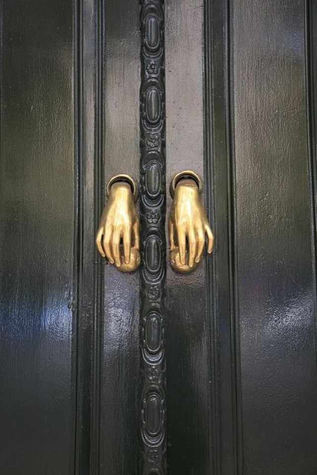 Фотография: 17 фантастических дверных ручек, которые будто приглашают зайти №17 - BigPicture.ru