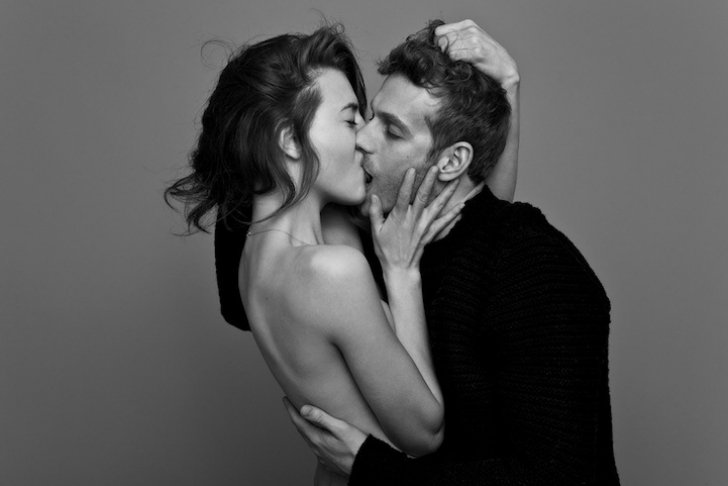 Фотография: На фото просто друзья или влюбленная пара? Фотопроект о поцелуе от Бена Ламберти №2 - BigPicture.ru