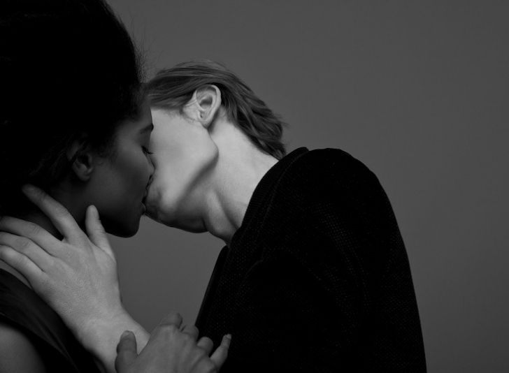 Фотография: На фото просто друзья или влюбленная пара? Фотопроект о поцелуе от Бена Ламберти №3 - BigPicture.ru