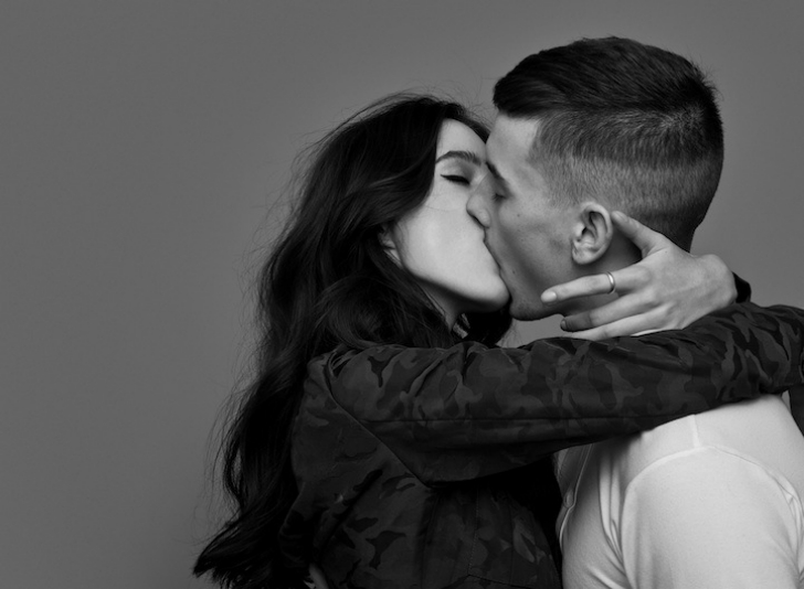 Фотография: На фото просто друзья или влюбленная пара? Фотопроект о поцелуе от Бена Ламберти №4 - BigPicture.ru