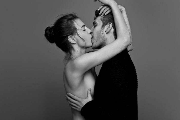 Фотография: На фото просто друзья или влюбленная пара? Фотопроект о поцелуе от Бена Ламберти №5 - BigPicture.ru