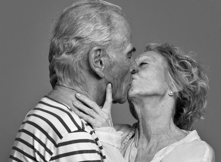 Фотография: На фото просто друзья или влюбленная пара? Фотопроект о поцелуе от Бена Ламберти №7 - BigPicture.ru