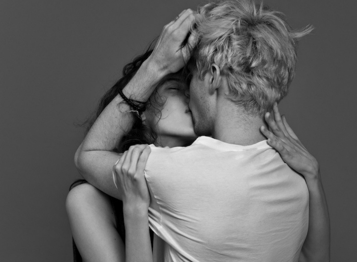 Фотография: На фото просто друзья или влюбленная пара? Фотопроект о поцелуе от Бена Ламберти №9 - BigPicture.ru