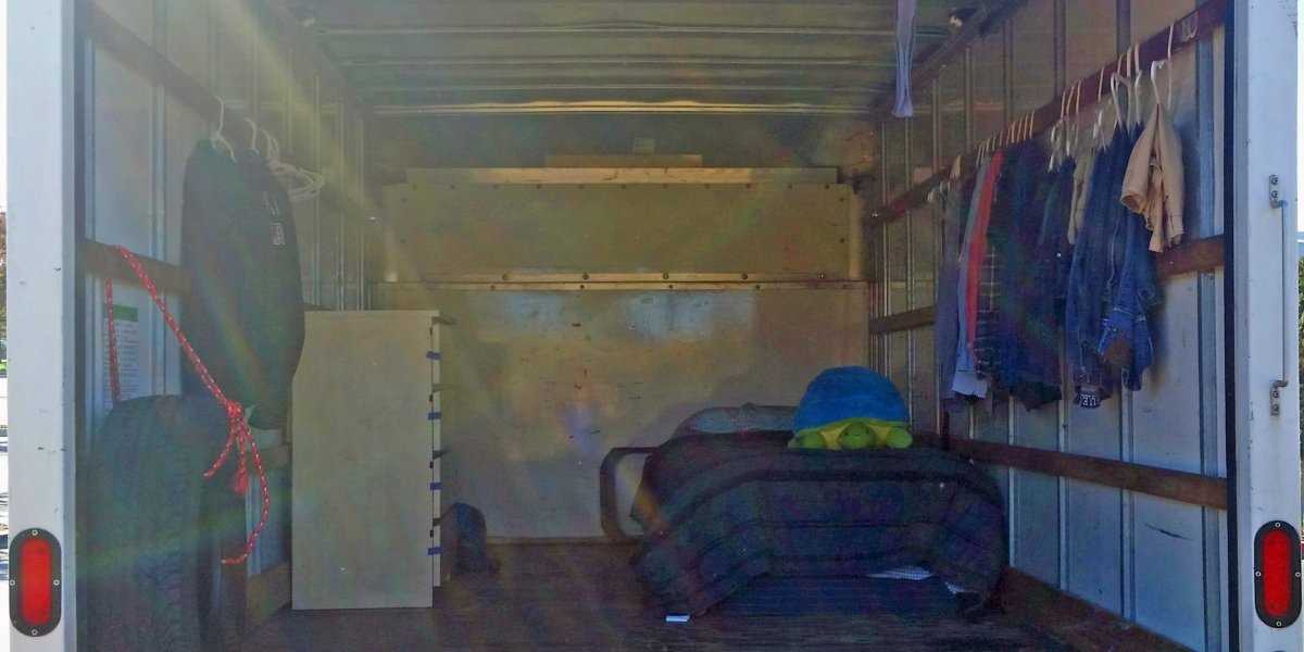 Фотография: 23-летний сотрудник Google живет в грузовике на стоянке компании и экономит 90% дохода №5 - BigPicture.ru
