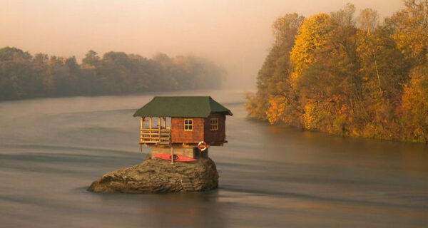 Маленькие одинокие дома для одиноких людей