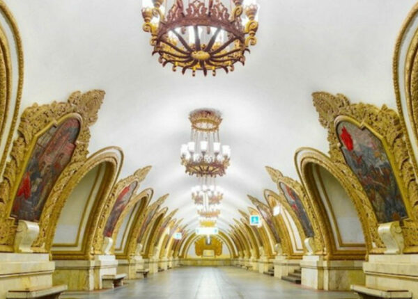 Фотограф показал всю роскошь московского и питерского метро без людей