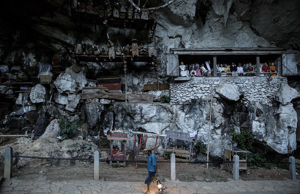Фотография: Фестиваль Манене, во время которого народ тораджи откапывает тела своих умерших родственников №13 - BigPicture.ru