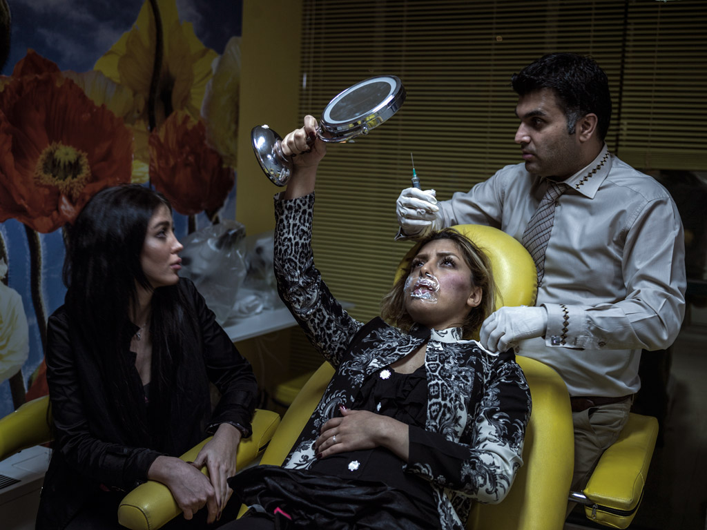 Фотография: Ислам, сигареты и ботокс — повседневная жизнь женщин в Иране №3 - BigPicture.ru