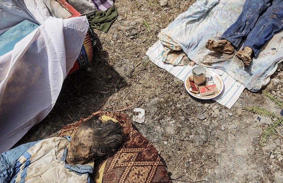 Фотография: Фестиваль Манене, во время которого народ тораджи откапывает тела своих умерших родственников №10 - BigPicture.ru