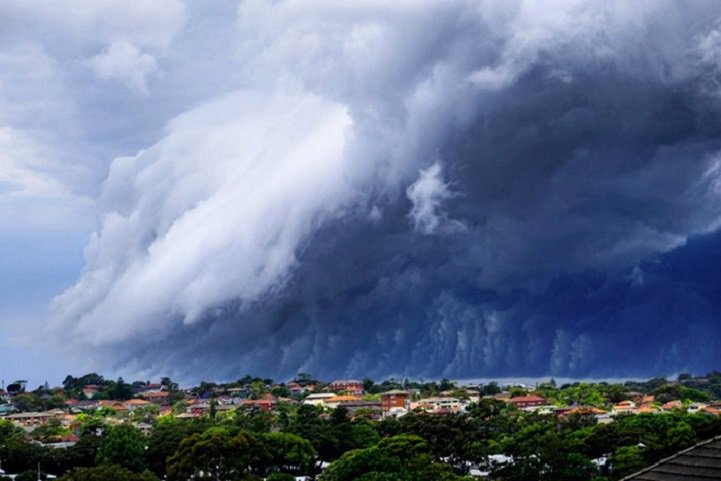 Метеорологический феномен: странное облако-цунами над Сиднеем. ФОТО