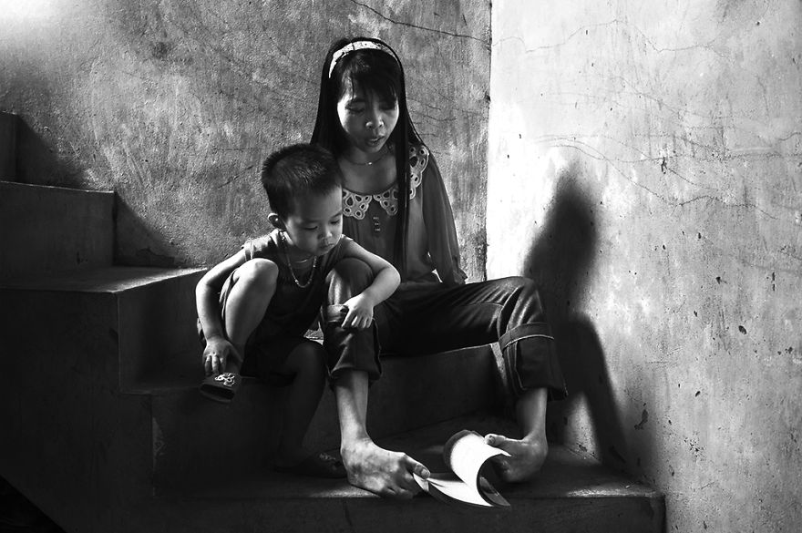 Фотография: Родившаяся без рук вьетнамка живет нормальной жизнью и заботится о своем племяннике №4 - BigPicture.ru