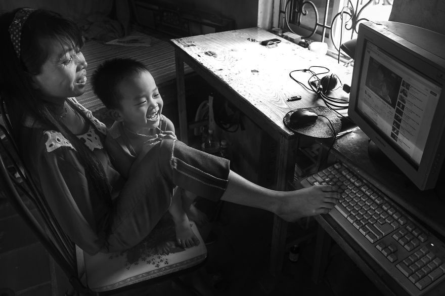 Фотография: Родившаяся без рук вьетнамка живет нормальной жизнью и заботится о своем племяннике №5 - BigPicture.ru