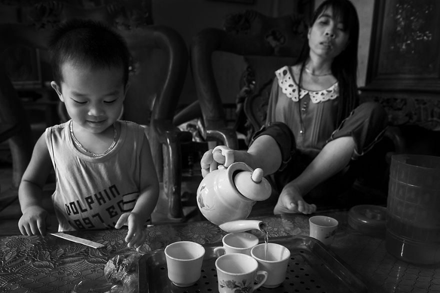 Фотография: Родившаяся без рук вьетнамка живет нормальной жизнью и заботится о своем племяннике №6 - BigPicture.ru