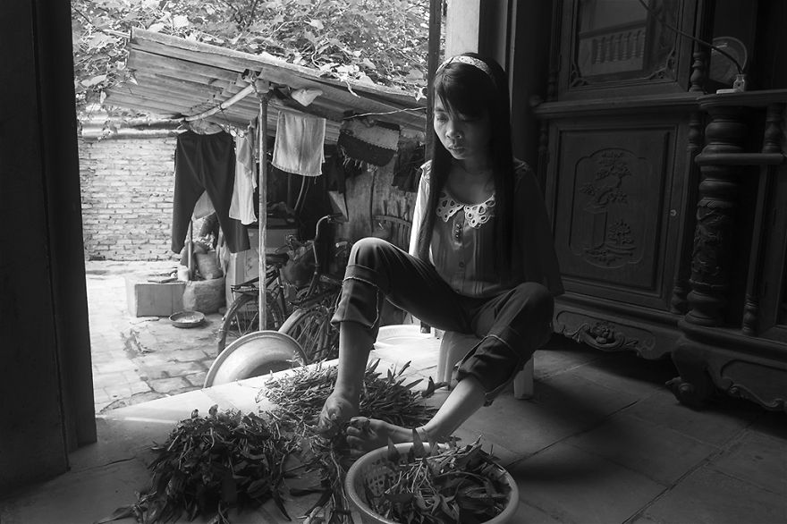 Фотография: Родившаяся без рук вьетнамка живет нормальной жизнью и заботится о своем племяннике №8 - BigPicture.ru