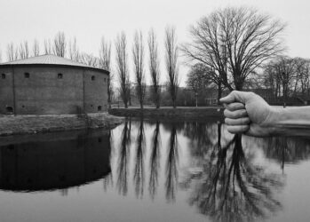 Фотограф использует свое нагое тело для создания фантастических миров