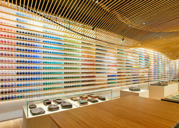 4200 пигментов выставили в ряд в японском магазине красок