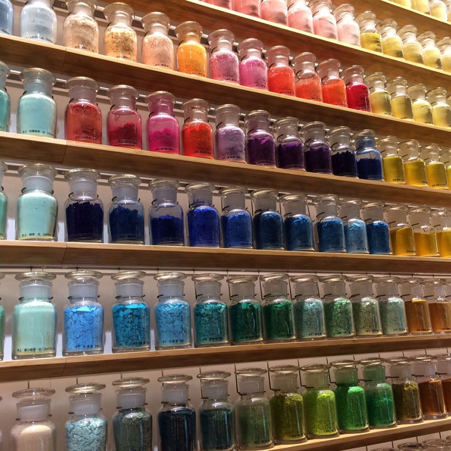 Фотография: 4200 пигментов выставили в ряд в японском магазине красок №3 - BigPicture.ru