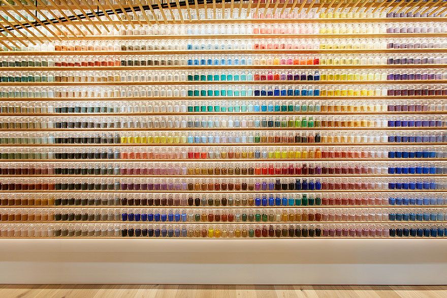 Фотография: 4200 пигментов выставили в ряд в японском магазине красок №4 - BigPicture.ru